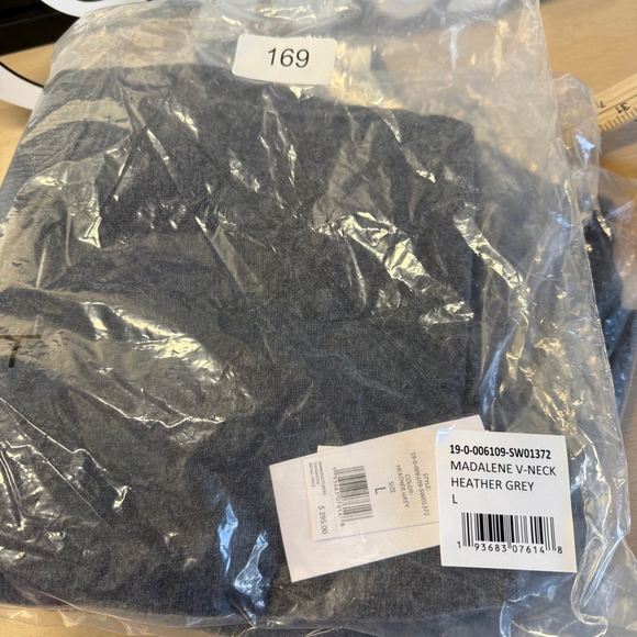 Equipment Madalene V-Neck Cashmere Women’s Sweater, Size L, Grey NWT - Picture 12 of 12